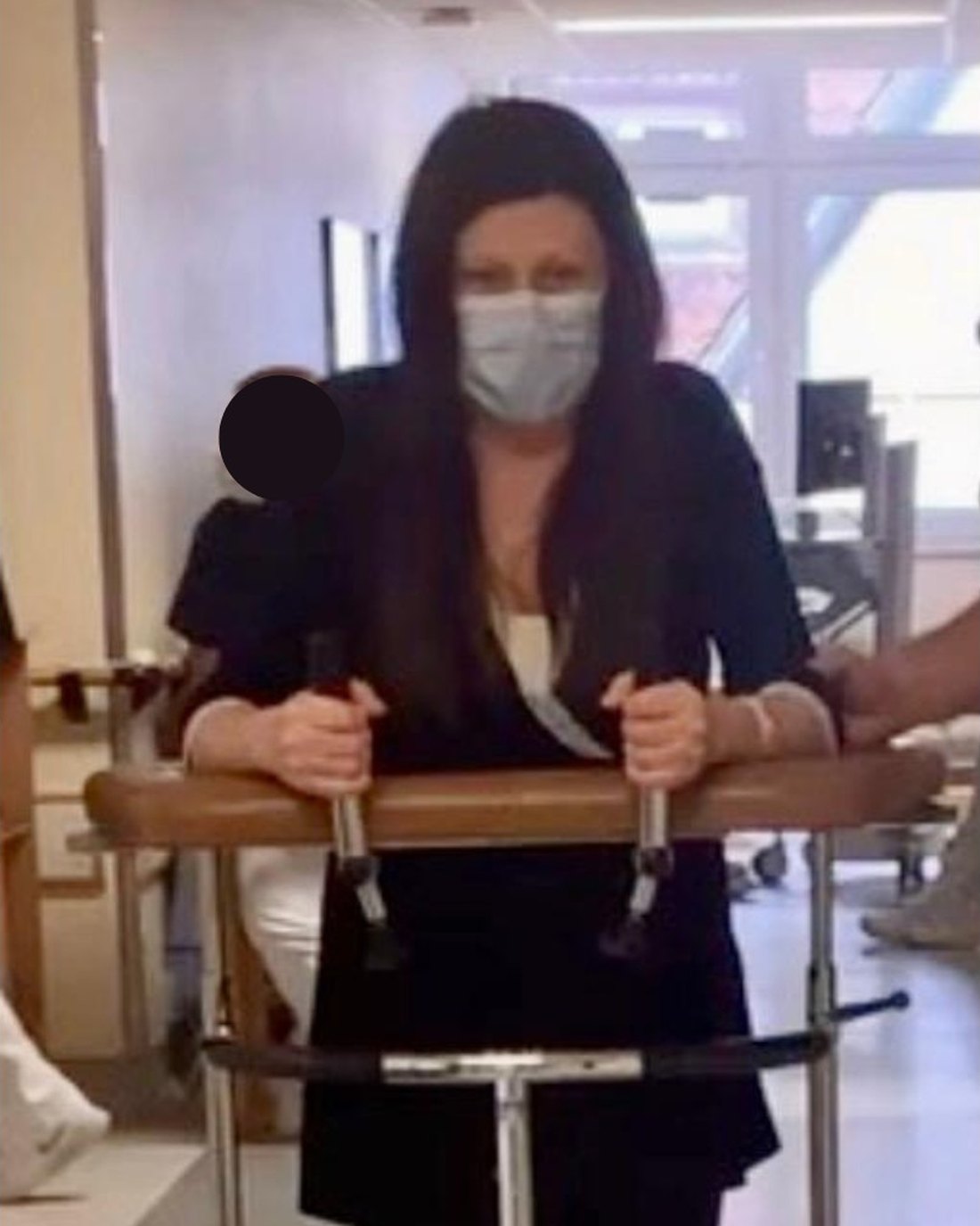 Julia Horneber beim Wiedererlernen des Gehens in der Reha, 2021