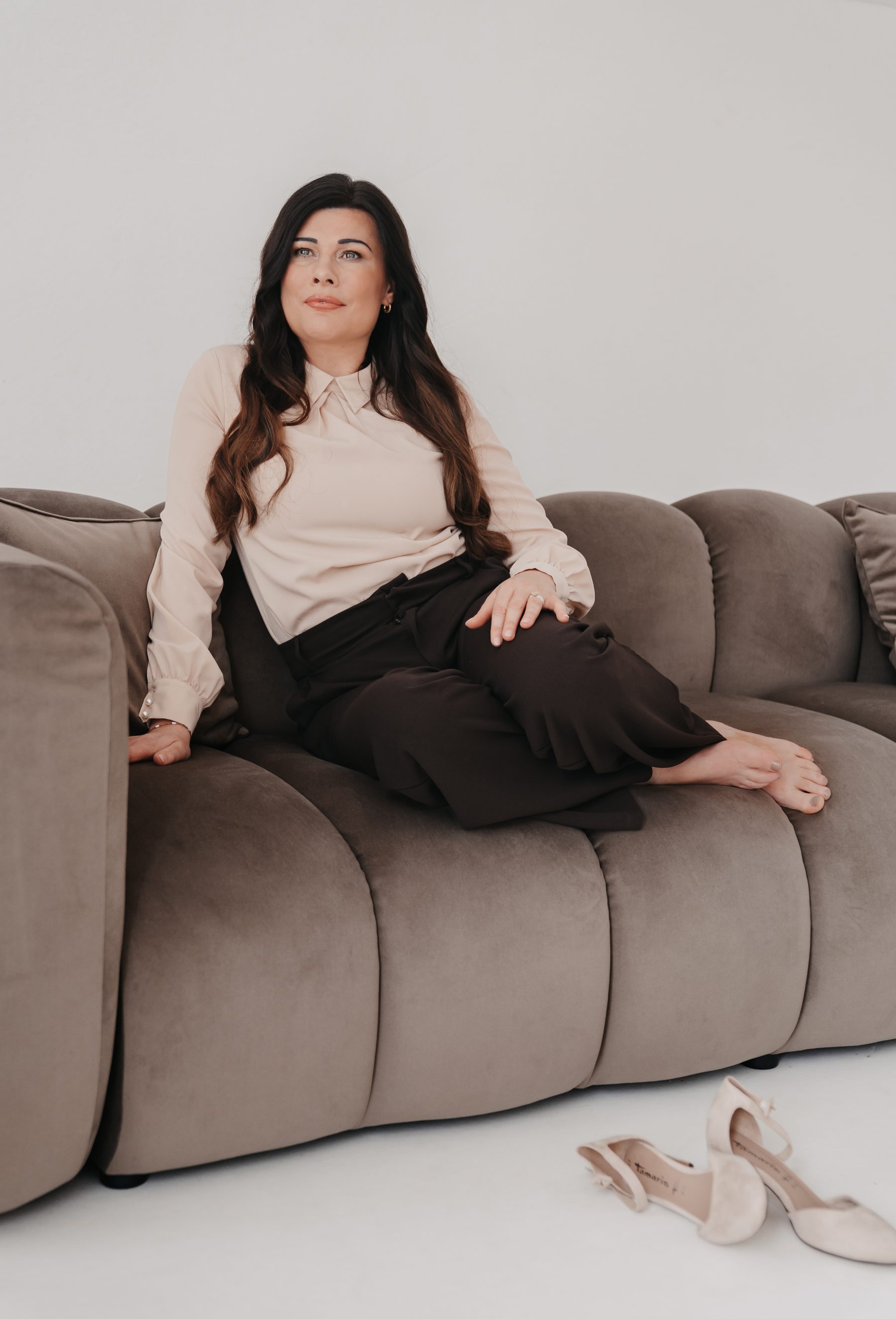 Julia Horneber auf dem Sofa, ruhiger Ausdruck
